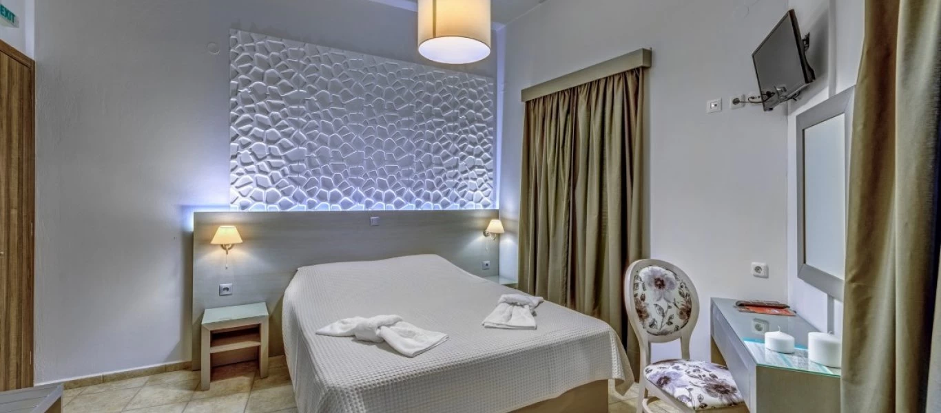 Μήλος: Χειροπέδες σε ξενοδόχους - Είχαν τοποθετήσει κρυφές κάμερες σε δωμάτια!